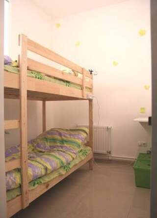 Гостиница Green Hostel Симферополь Двухместный номер с 2 отдельными кроватями и общей ванной комнатой-3